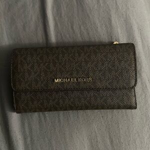 Brown michael kors trifold wallet excellent condition